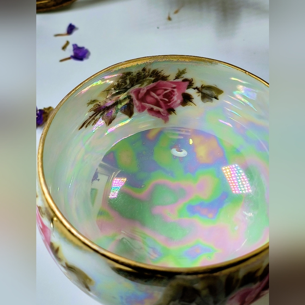Beautiful three-legged teacup. The pattern consists of large bold roses, brown l - Picture 8 of 8